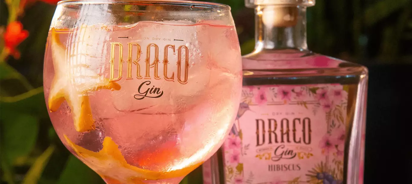 Criando seu barzinho em casa: bebidas essenciais e copos indispensáveis