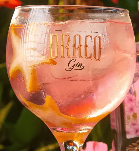 Criando seu barzinho em casa: bebidas essenciais e copos indispensáveis